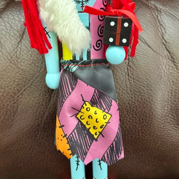 Sally in Santa Hat with Gift Wooden Nutcracker - A Nightmare Before Christmas - Picture 3 of 13